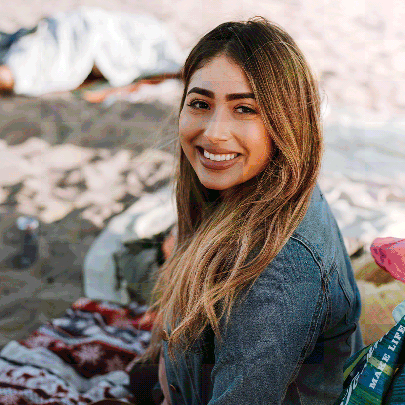 Multiple images describing Sigo Seguros brand